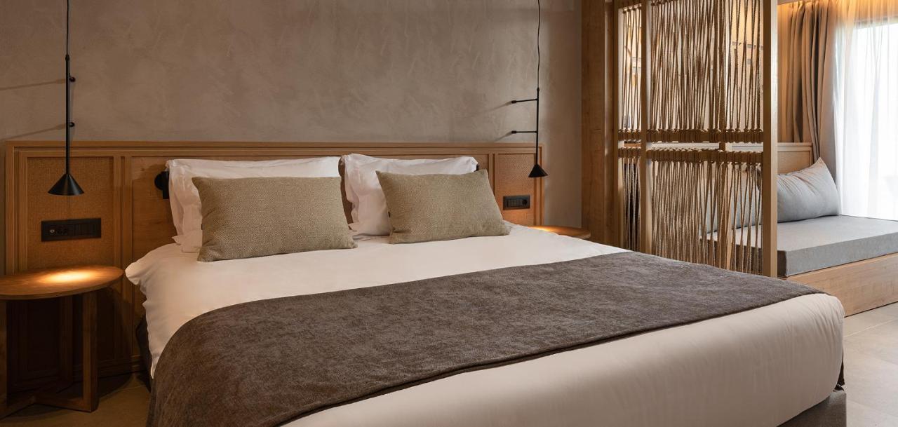 Helea Lifestyle Beach Resort Kallithéa 外观 照片 A bed with a throw